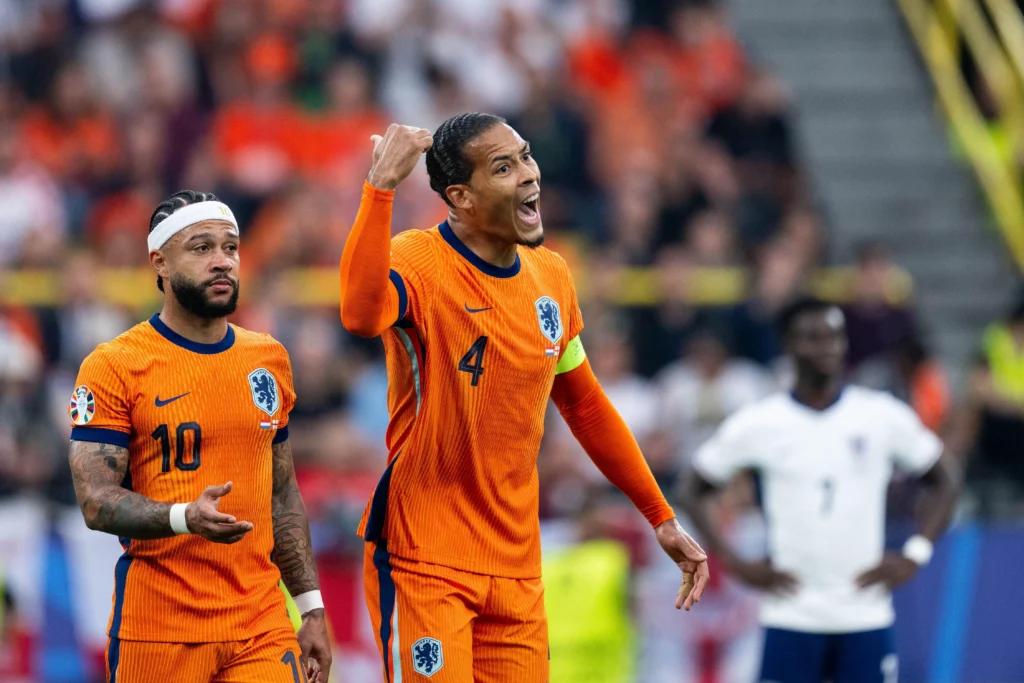 Memphis Depay ao lado de Van Dijk na seleção da Holanda.