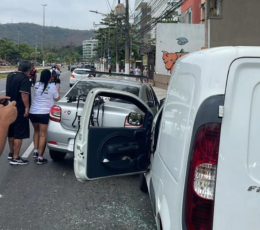 Acidente na orla de Niterói envolvendo dois carros