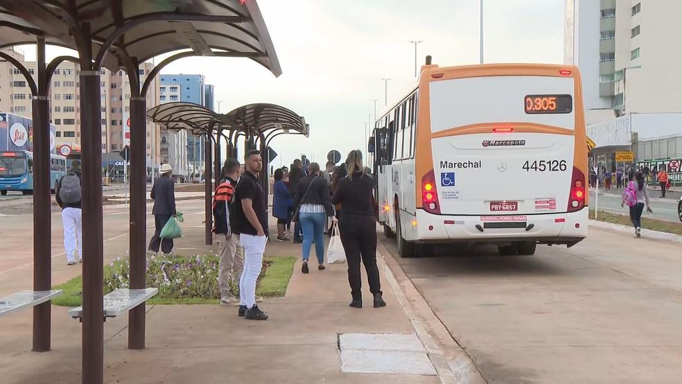 Ônibus circulando pela boulevard sobre Túnel Rei Pelé, em Taguatinga, no DF