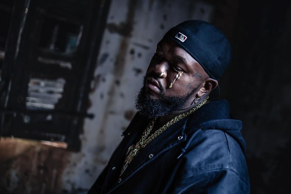 Djonga canta versos afiados sobre os beats de Coiote Beatz e Rapaz do Dread, produtores musicais do álbum ‘Quanto mais eu como, mais fome eu sinto’