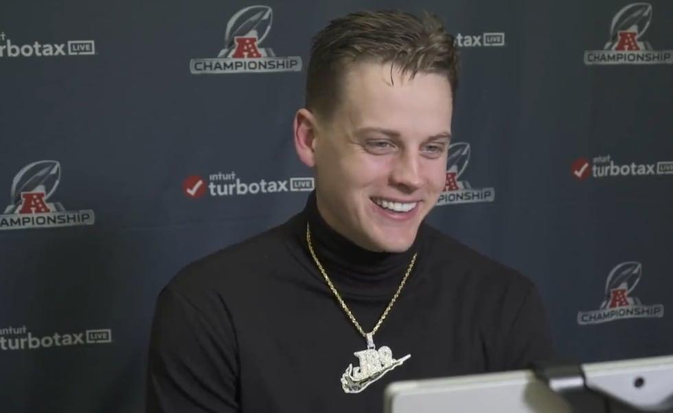 Joe Burrow usando um colar 