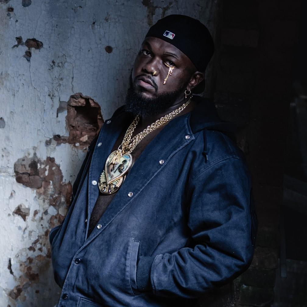 Djonga canta com Dora Morelenbaum e RT Mallone no oitavo álbum, ‘Quanto mais eu como, mais fome eu sinto’