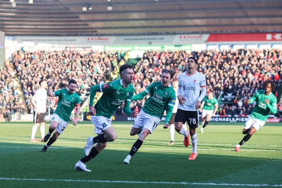 Hardie, que fez o gol que eliminou o Liverpool da FA Cup, é desfalque para o duelo deste sábado