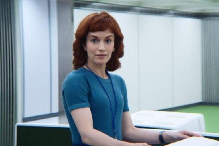 Britt Lower interpreta a 'innie' Helly R.