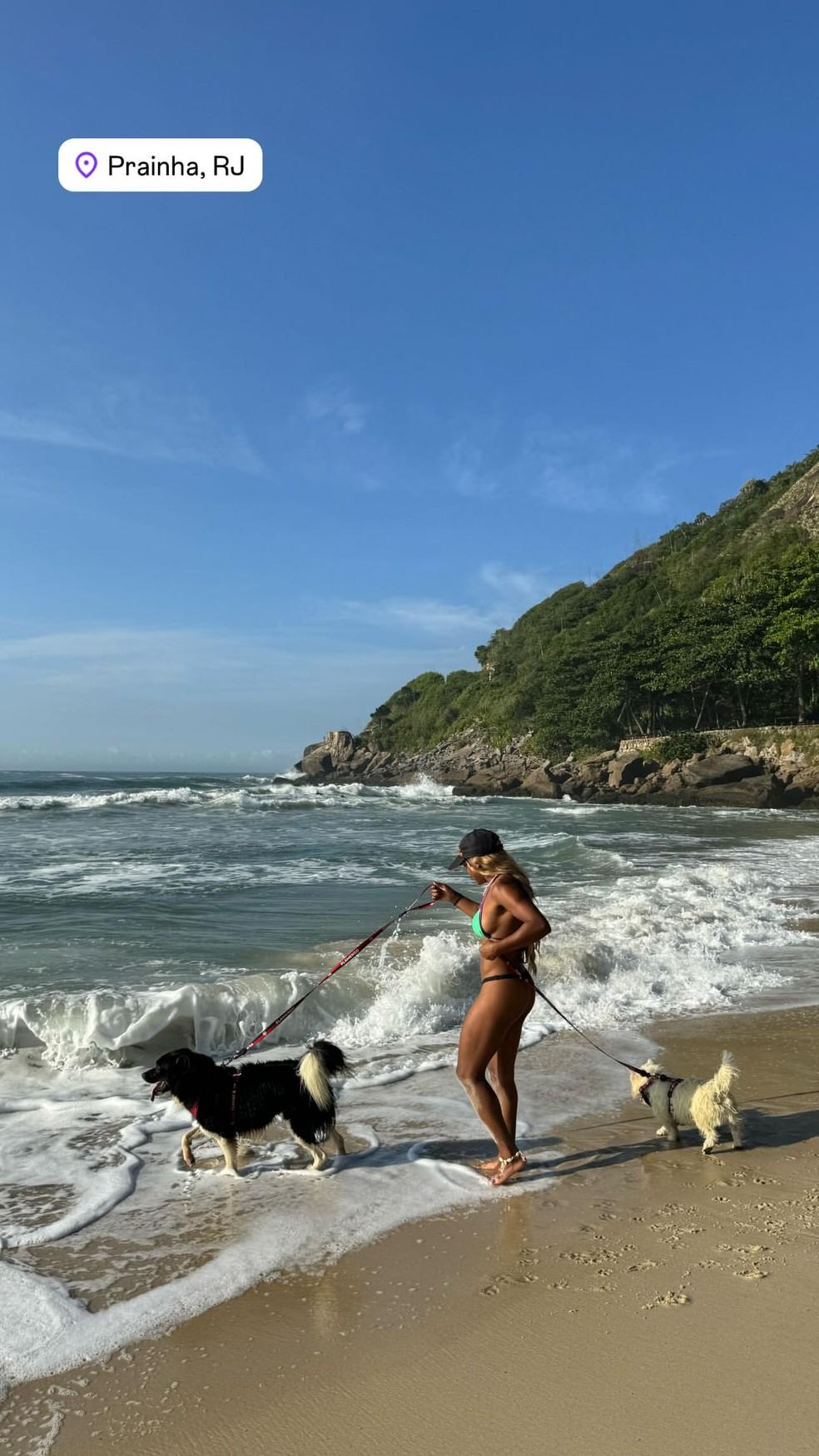 Rebeca Andrade passeia em praia do Rio de Janeiro com seus cães