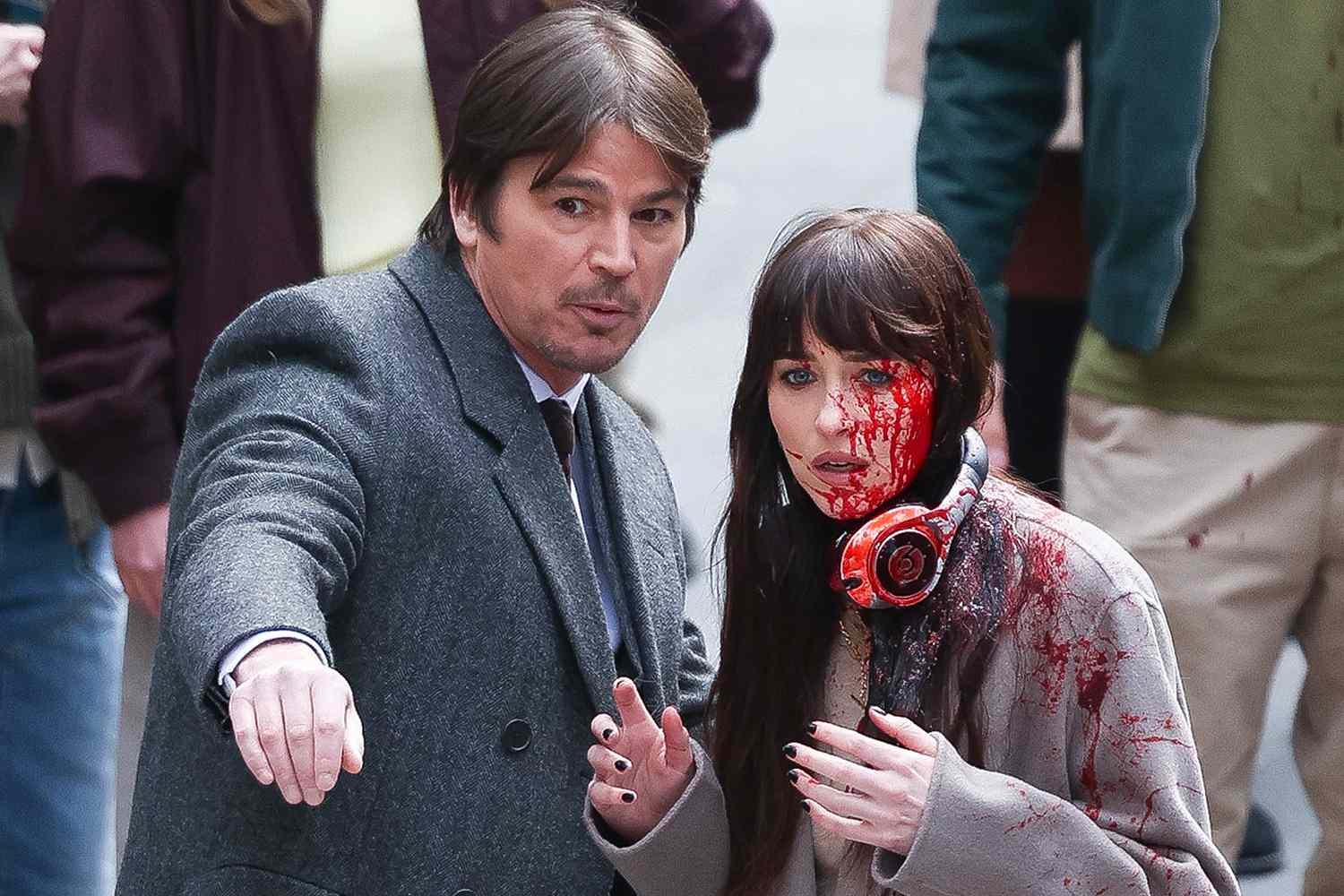 Dakota Johnson e Josh Hartnett durante filmagens do filme 'Verity' em Nova York.