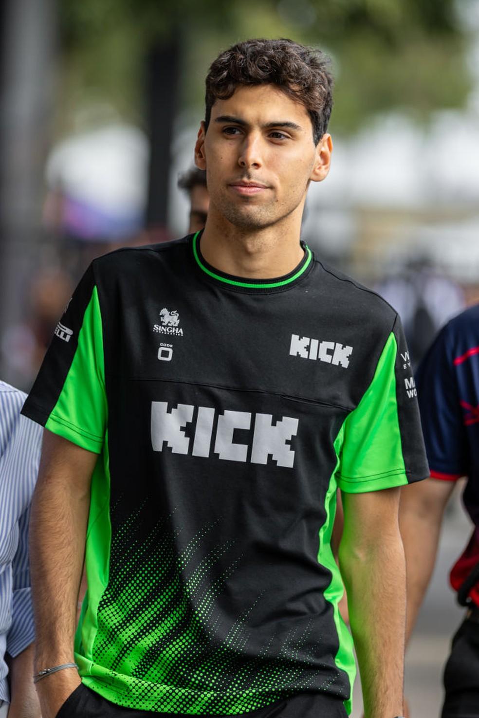 Gabriel Bortoleto caminha antes de classificação para o GP da Austrália