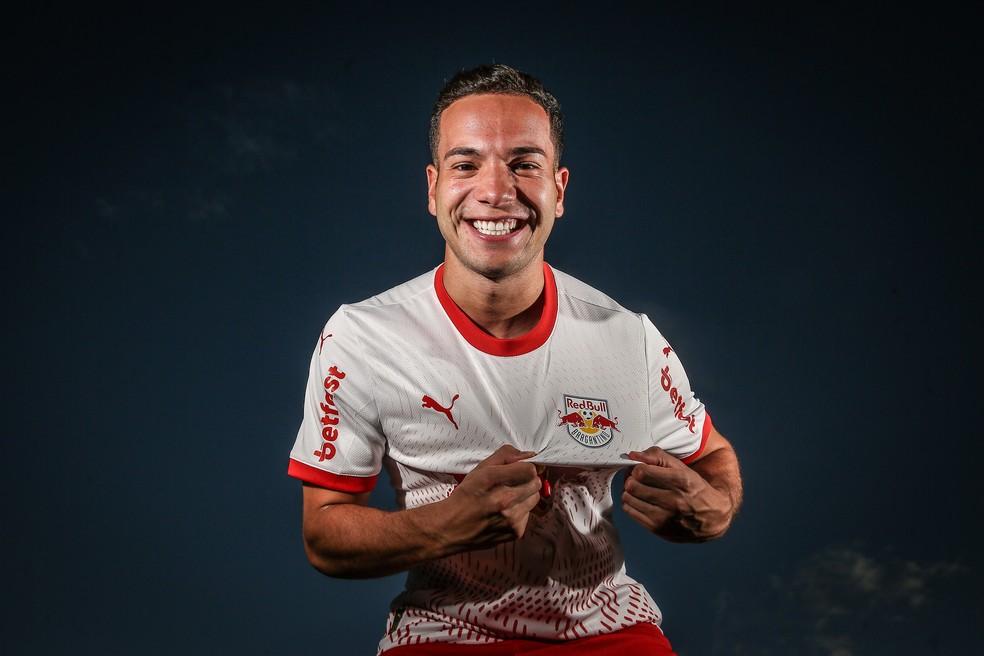 Bragantino anuncia contratação de Fabinho, volante ex-Palmeiras