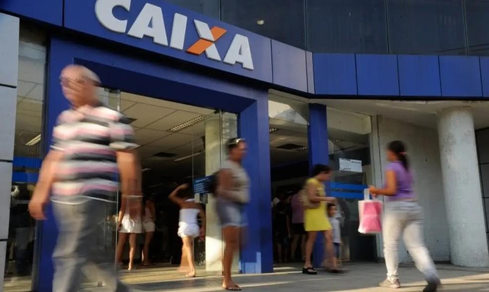 Saques do abono salarial em agência da Caixa Econômica Federal