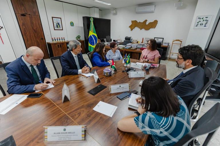 Varsen Aghabekian Shaheen em reunião no Ministério da Ciência, Tecnologia e Inovação