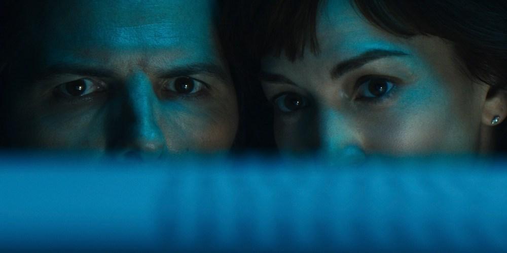 Adam Scott e Britt Lower no final da temporada 2 de Severance