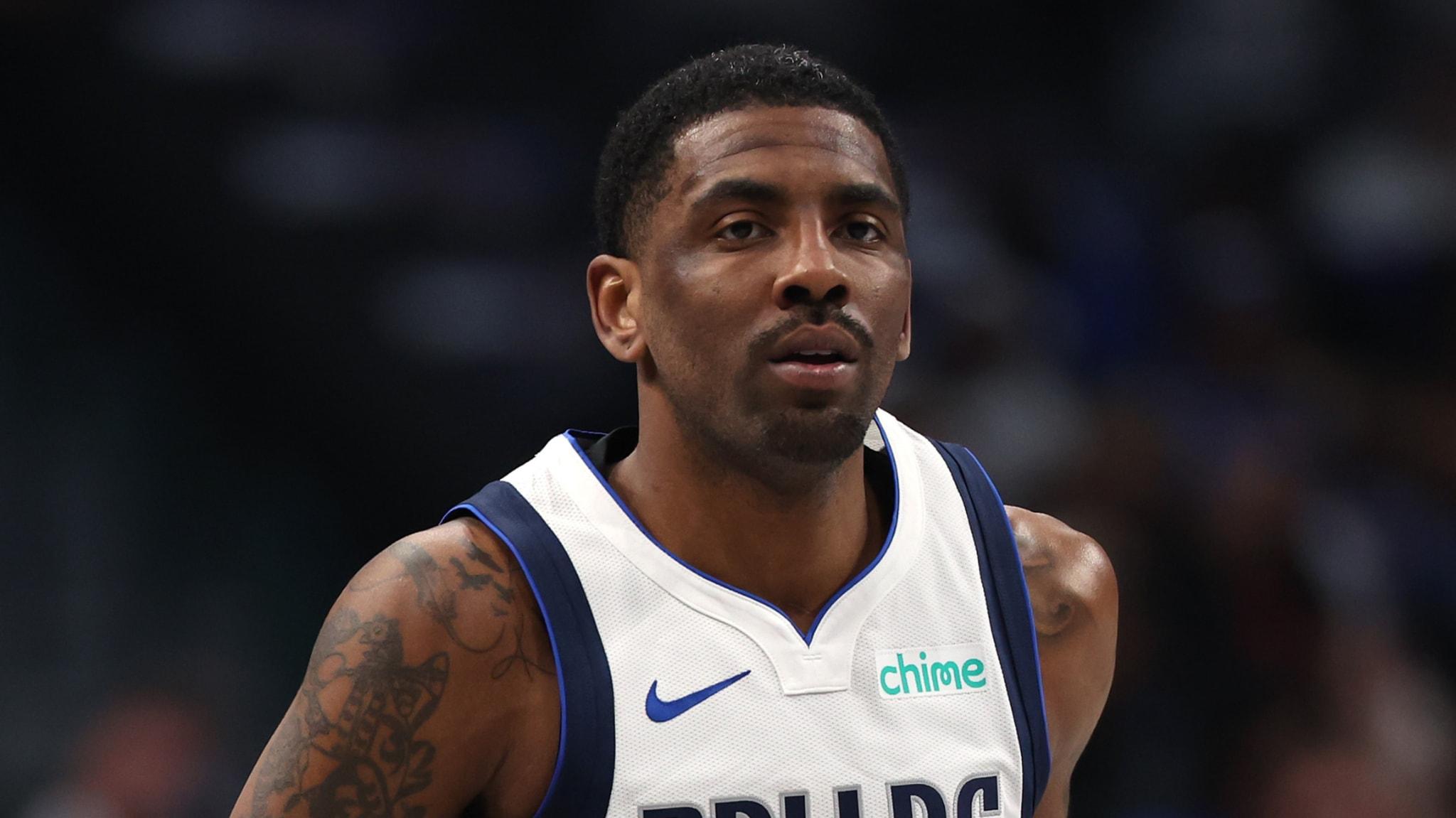 Jogador de basquete vestindo a camisa do Dallas Mavericks durante um jogo.