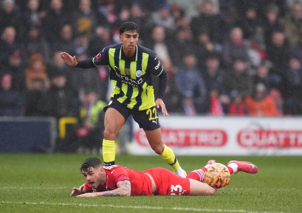 Vitor Reis, que só tem um jogo pelo Manchester City, justamente pela FA Cup, tem chances de jogar