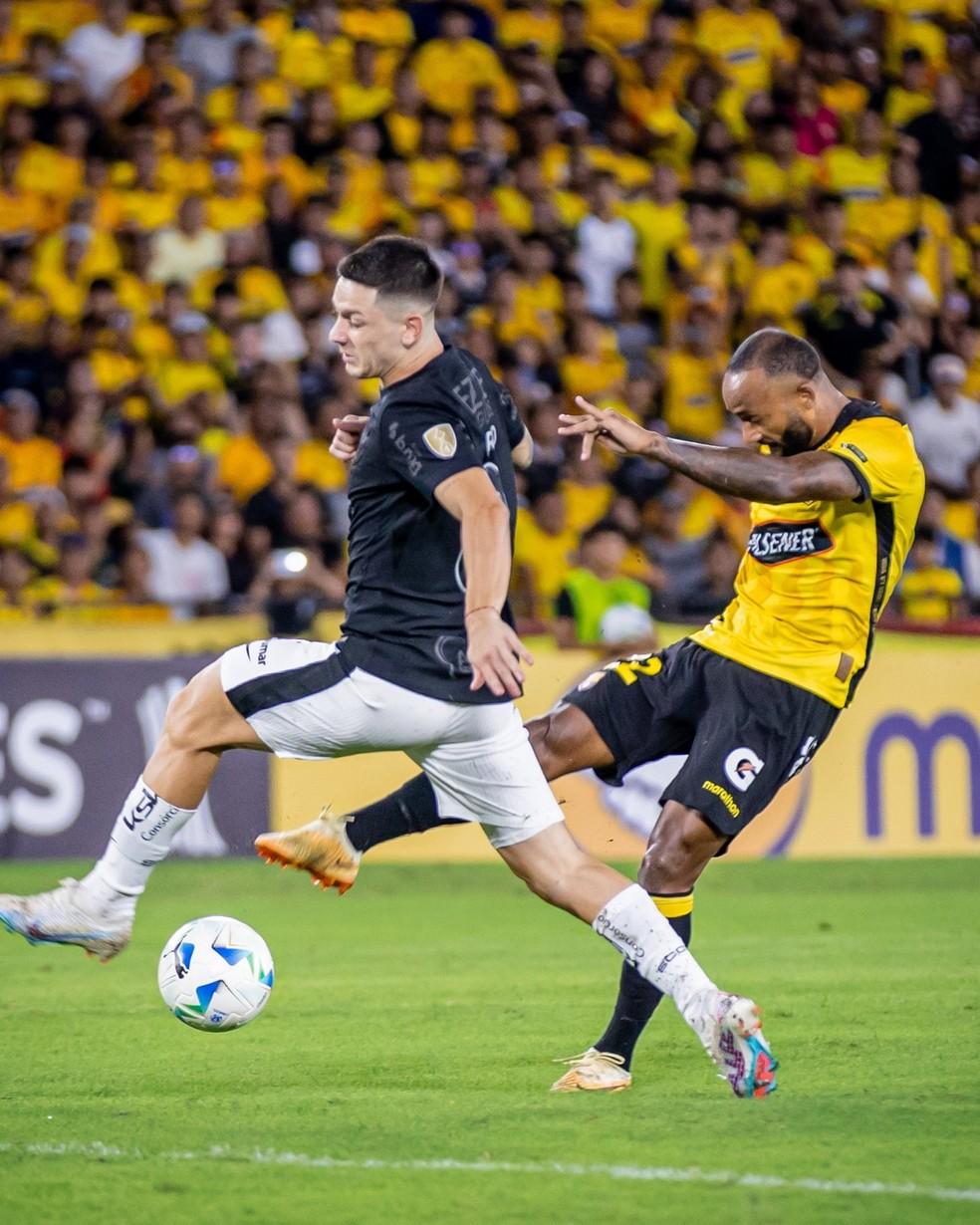 Garro em ação no jogo contra o Barcelona-EQU