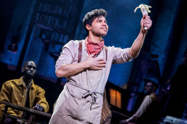 Carlos Valdes: A Jornada de um Pai e Estrela da Broadway em Hadestown