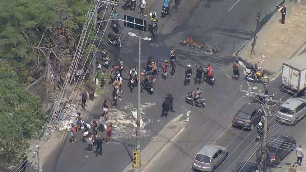 Moradores protestam após a morte de Marcelo Santos Martins