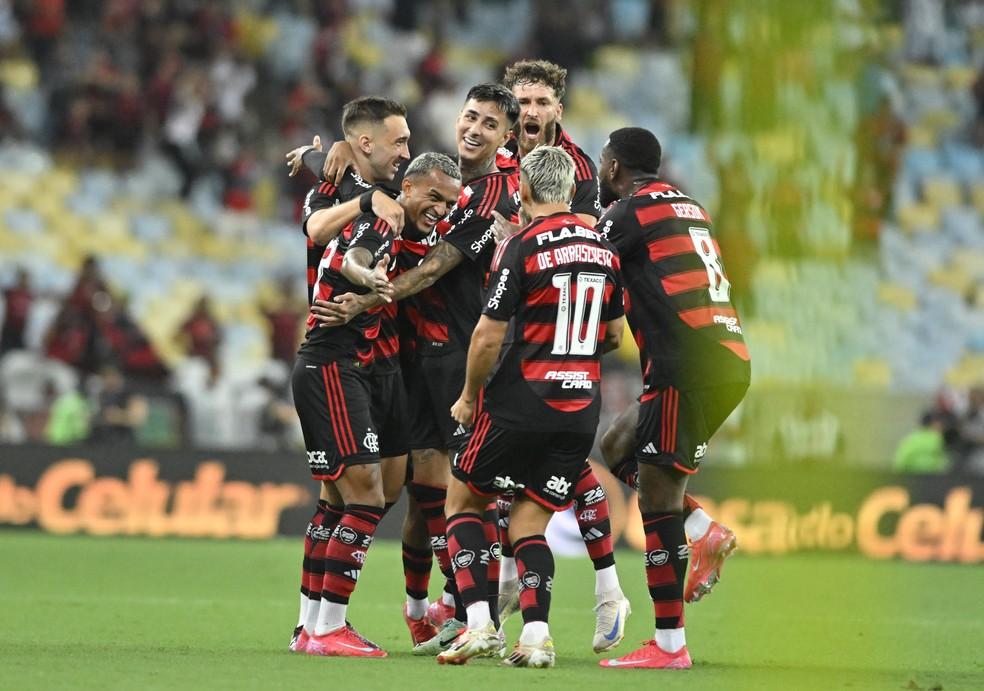 Wesley comemora com companheiros de Flamengo