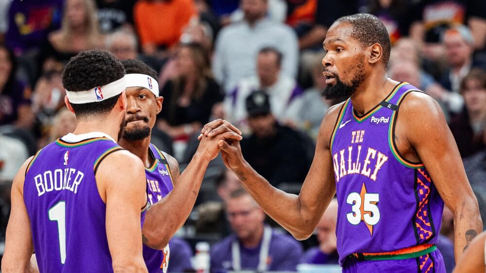 Devin Booker, Bradley Beal e Kevin Durant em jogo do Phoenix Suns