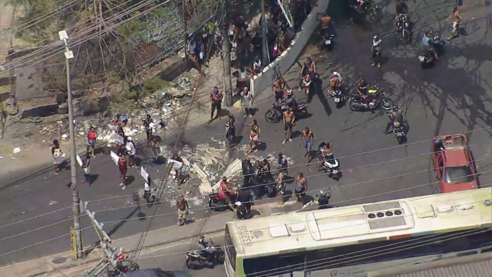 Moradores fecharam uma das pistas da Av. Chrisóstomo Pimentel de Oliveira