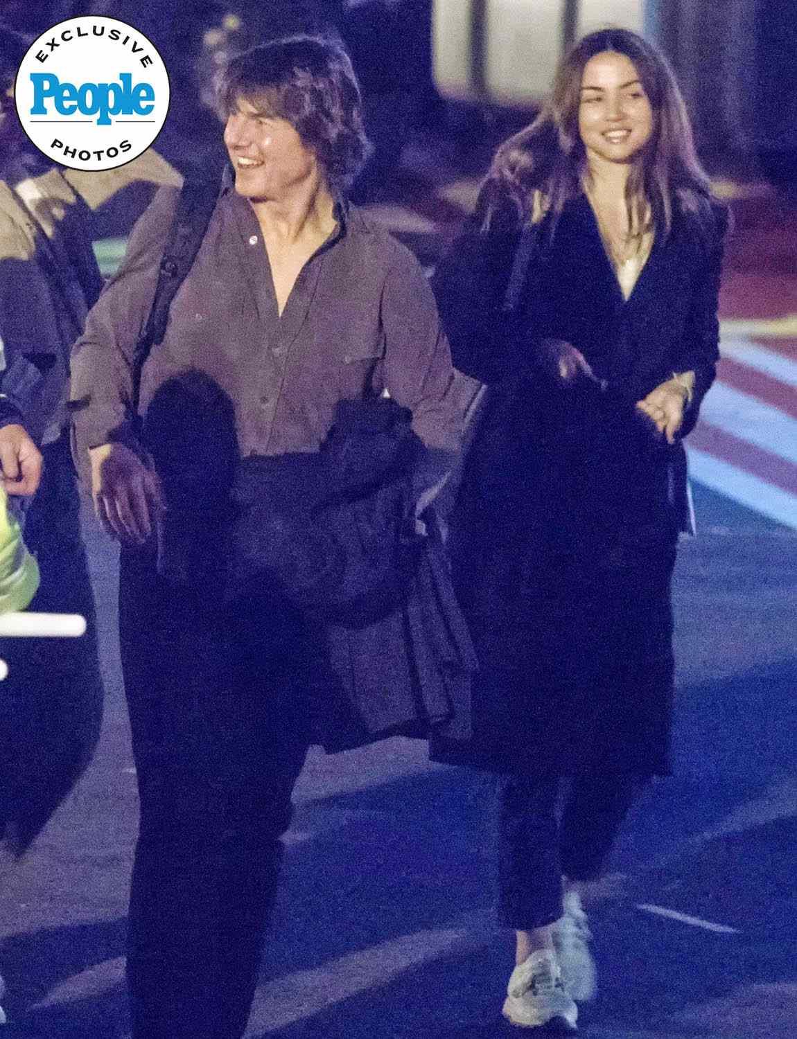 Tom Cruise e Ana de Armas conversando no Heliporto de Londres