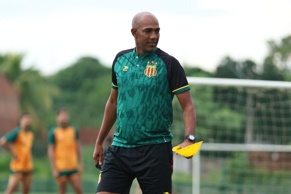 Arlindo Maracanã, técnico do Sampaio