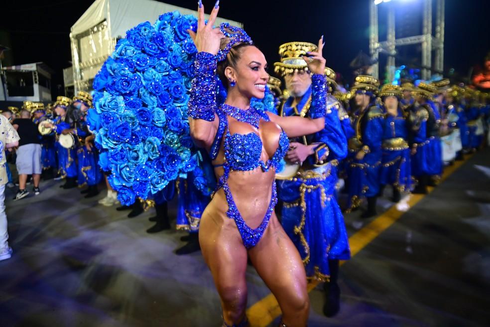 Renata Spallicci como rainha de bateria da escola de samba Águia de Ouro no Carnaval 2025