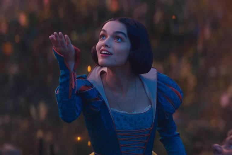 Branca de Neve admirando um ambiente mágico