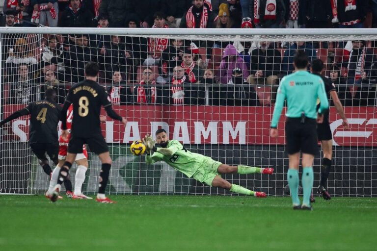 Giorgi Mamardashvili brilha em partida pelo Valencia após críticas