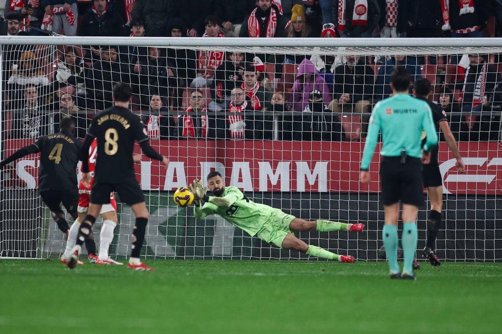 Giorgi Mamardashvili em ação pelo Valencia