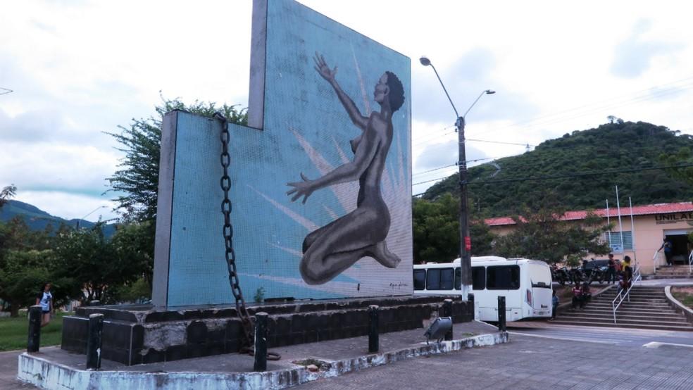 Monumento em Redenção que simboliza a abolição da escravidão.