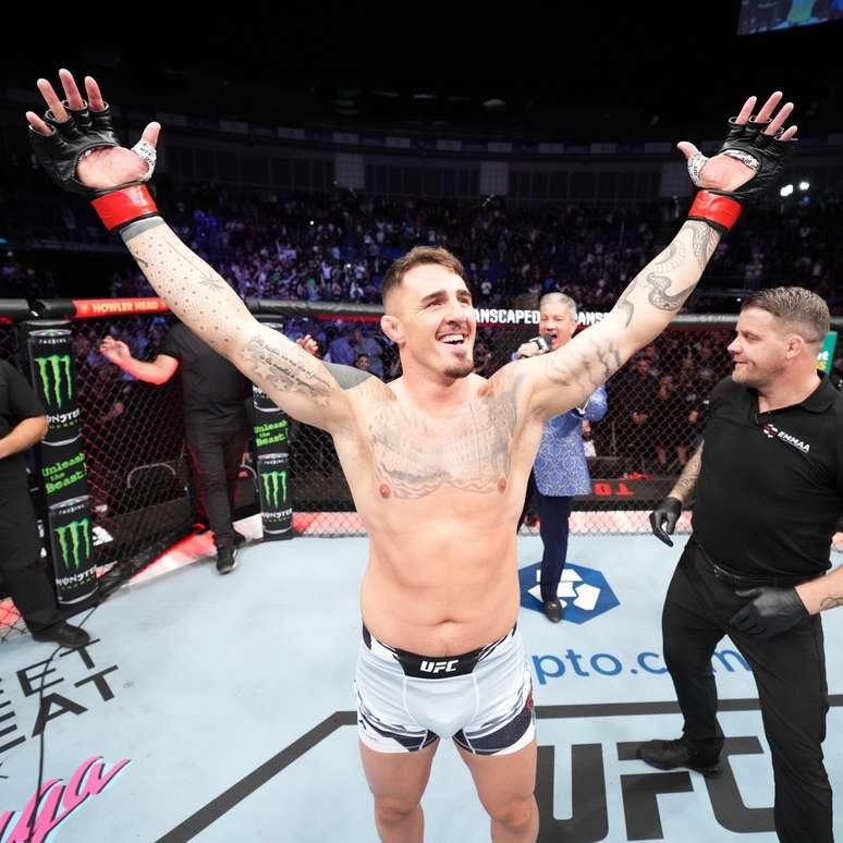Tom Aspinall comemora vitória no UFC Londres