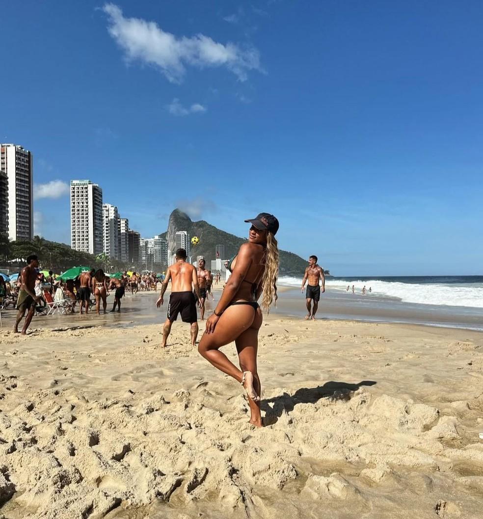 Rebeca Andrade renova o bronzeado em praia do Rio de Janeiro