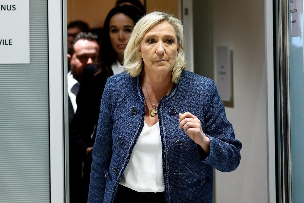 Marine Le Pen deixando tribunal após condenação
