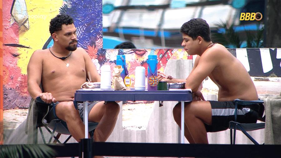 Guilherme e Vinícius não gostaram do almoço servido em castigo.