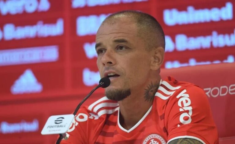 Denílson provoca D’Alessandro e gera polêmica na torcida do Internacional