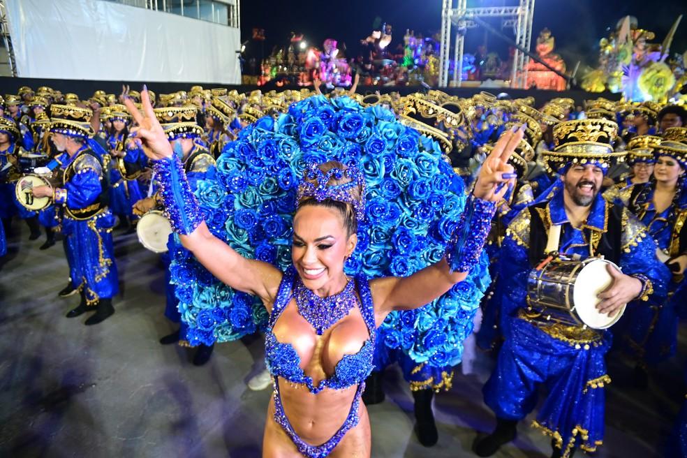 Renata Spallicci como rainha de bateria da escola de samba Águia de Ouro no Carnaval 2025