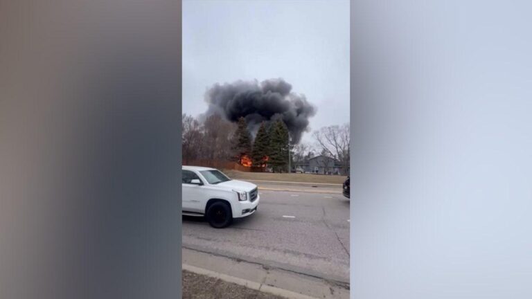Pequeno avião colide com residência em Brooklyn Park, Minnesota, e causa incêndio devastador