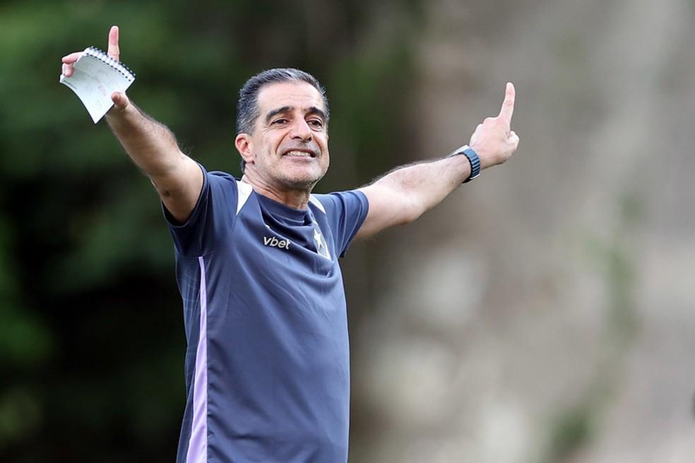 Renato Paiva orienta primeiro treino do Botafogo