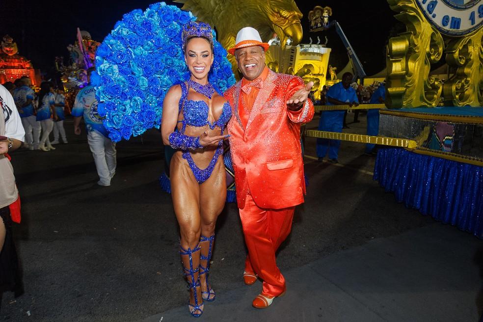 Renata Spallicci, rainha de bateria da Águia de Ouro, e o ator Ailton Graça