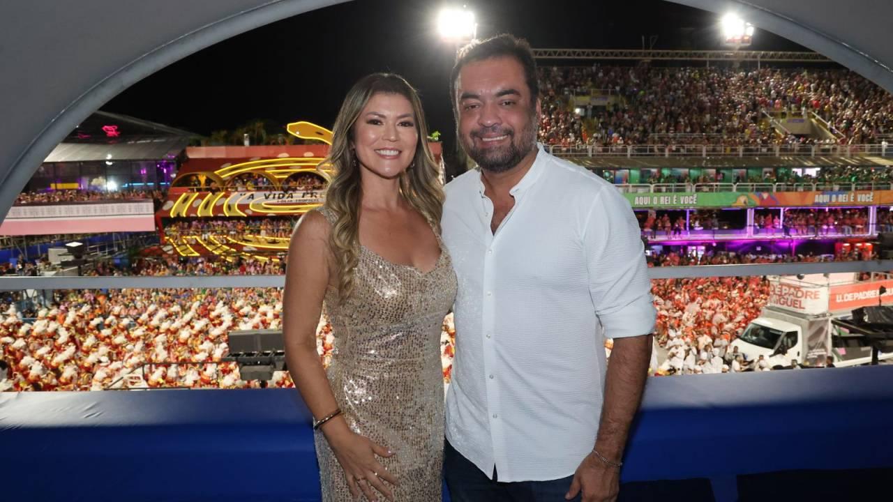 Governador do Rio de Janeiro, Claudio Castro, e esposa, Analine, na segunda noite do Grupo Especial na Marquês de Sapucaí. 03/03/2025.