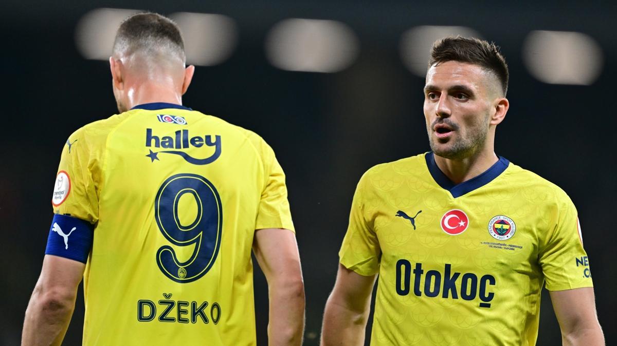 Dusan Tadic e Edin Dzeko no banco de reservas