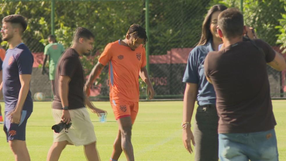 Dalbert sente desconforto durante aquecimento do Sport.