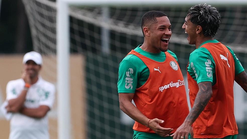 Vitor Roque e Facundo Torres comemoram em treino do Palmeiras