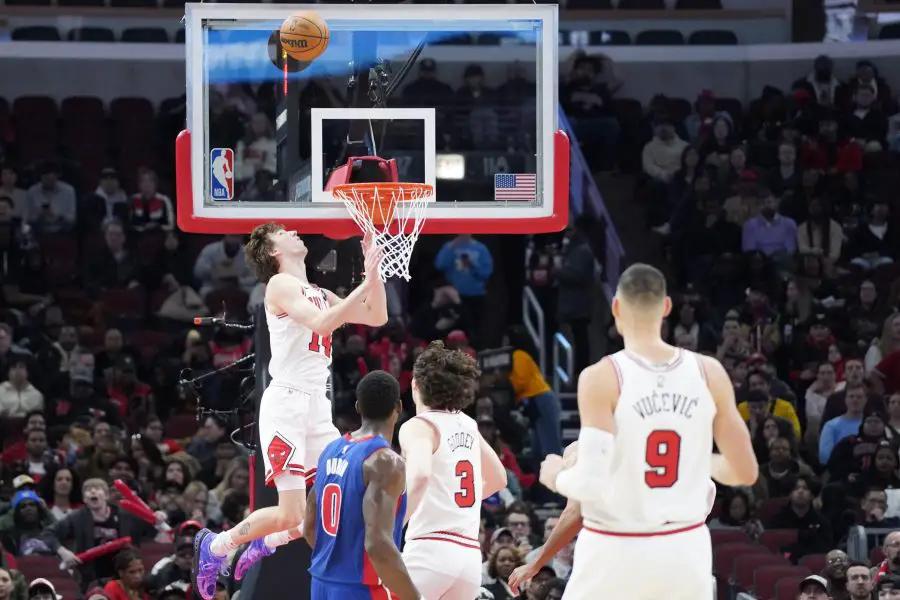 Matas Buzelis em ação contra o Detroit Pistons