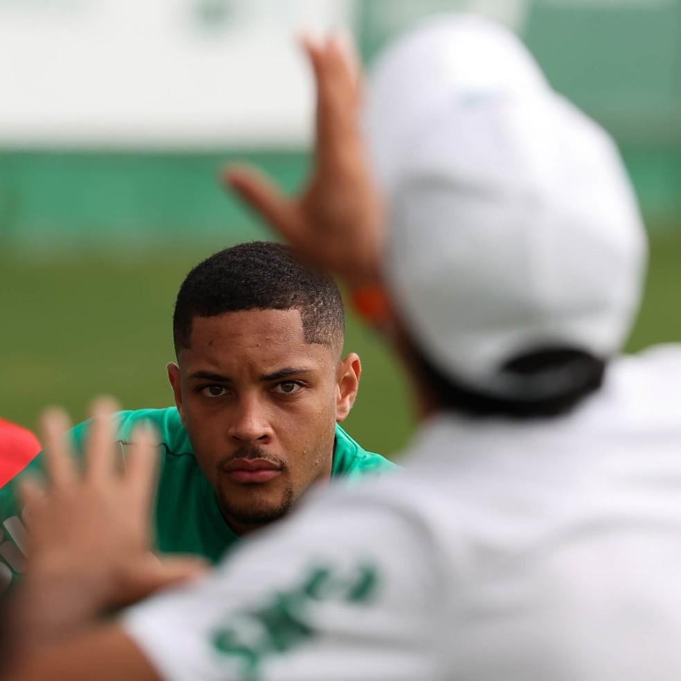 Vitor Roque acompanha explicação de Abel Ferreira em treino do Palmeiras