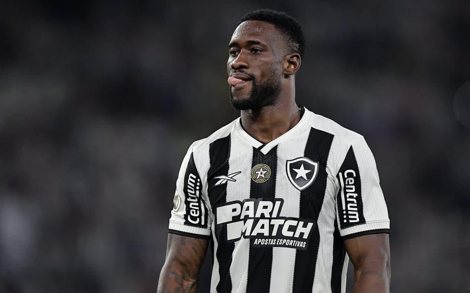 Bastos, zagueiro do Botafogo, em cobrança de falta durante jogo