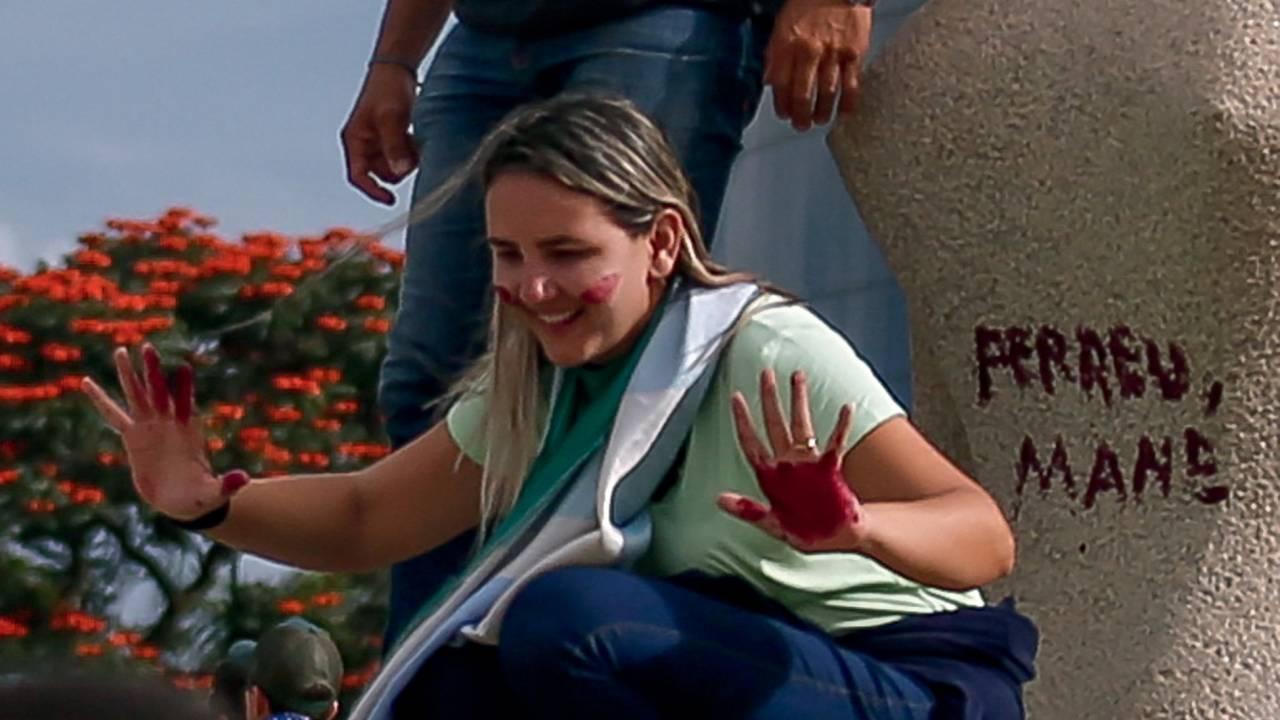 A cabeleireira após vandalismo: condenação por cinco crimes, incluindo o de tentativa de golpe de Estado.