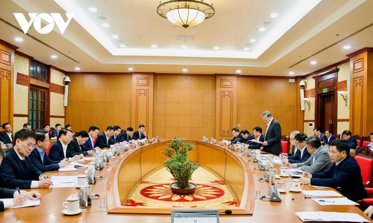 Participantes da reunião observando as diretrizes