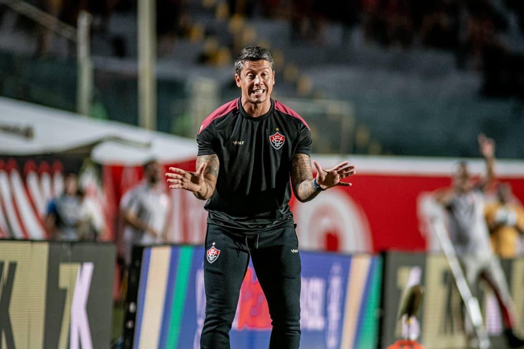 Thiago Carpini comanda o Vitória em jogo no Barradão
