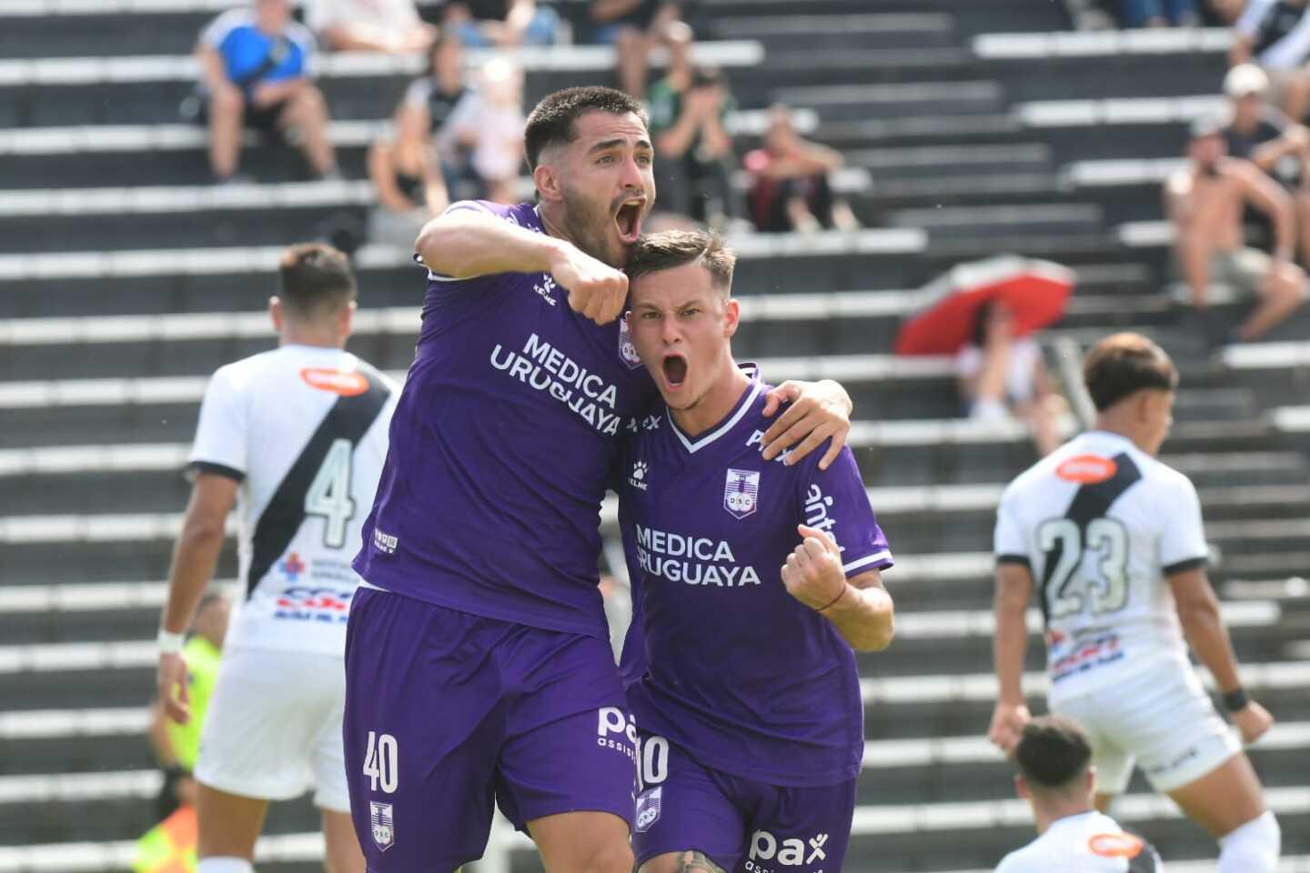 Maxi Gómez e Matías Abaldo celebram um gol do Defensor Sporting durante a partida